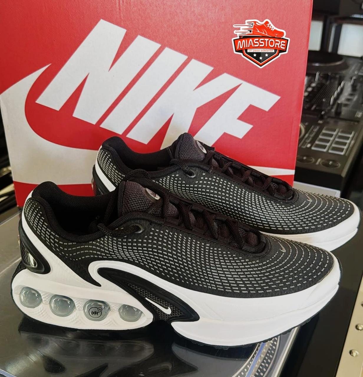 NIKE AIRMAX Dn BLACK and WHITE